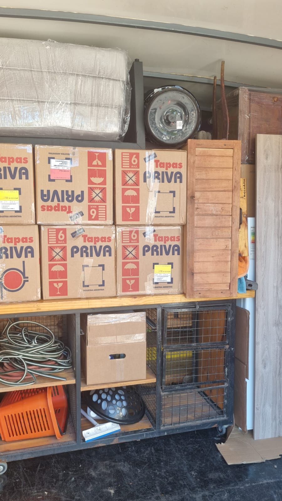 Cajas, estanterías y artículos diversos dentro de un camión. Algunas cajas llevan la etiqueta 