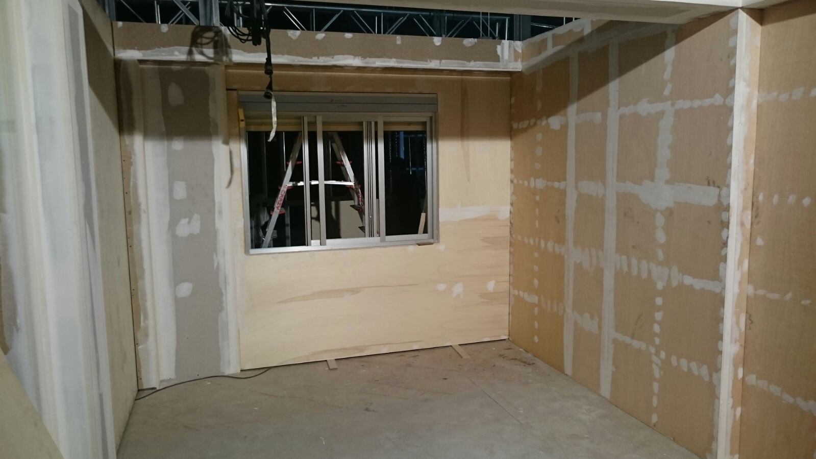 Hay una ventana en el medio de la habitación.