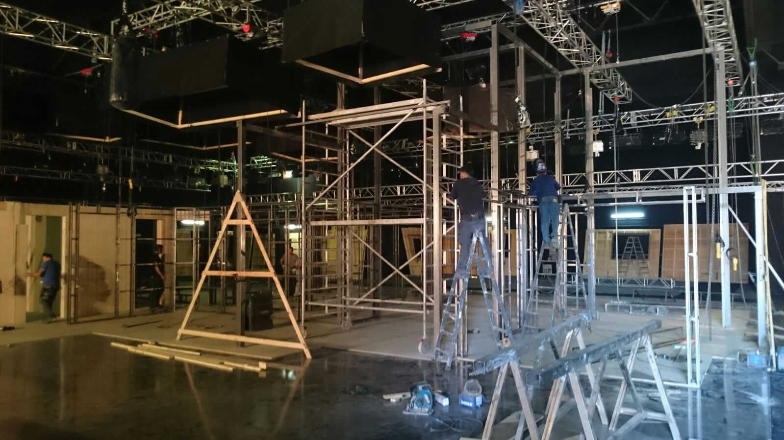 Una habitación grande con muchos andamios en ella.