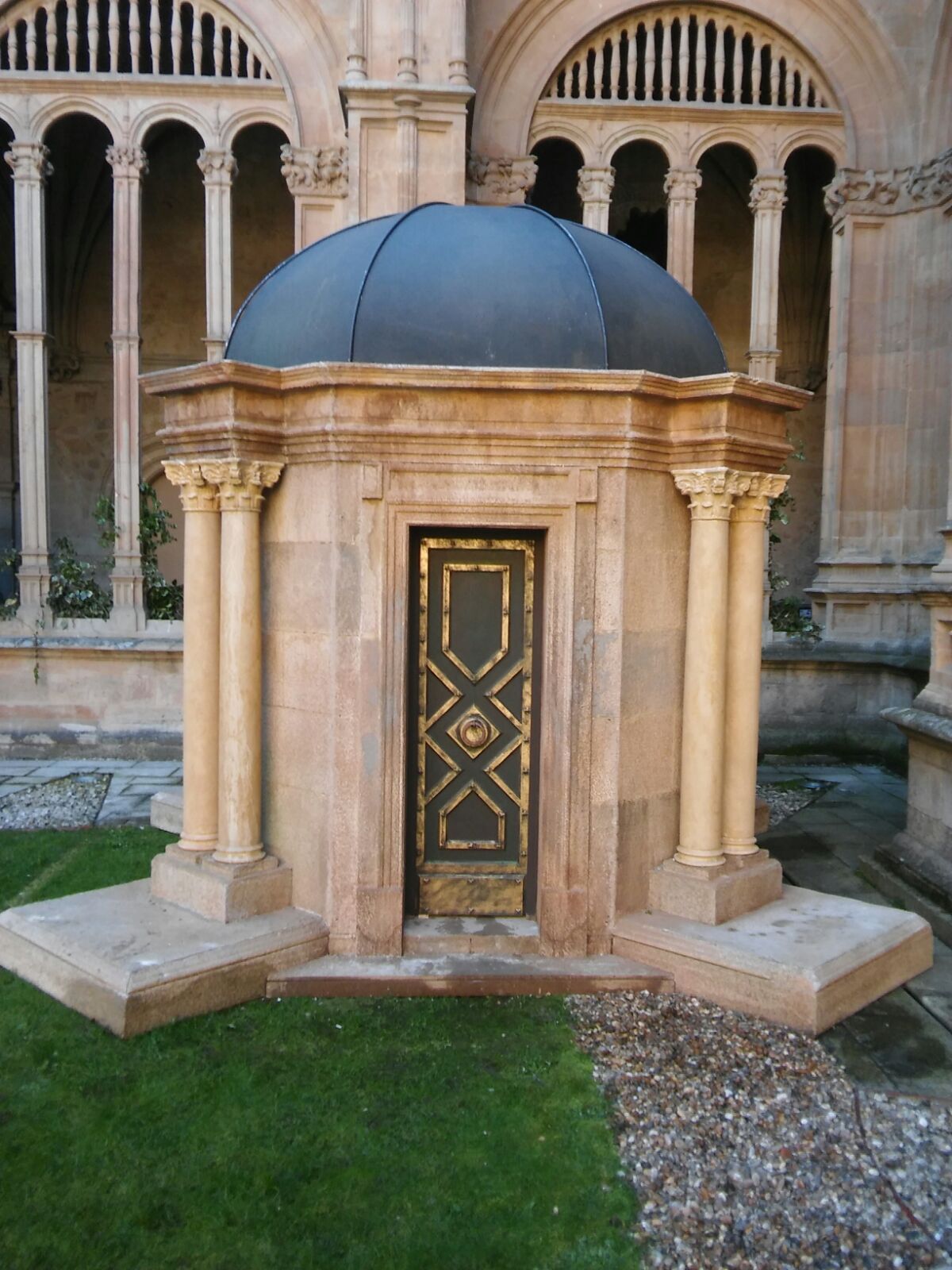 Un pequeño edificio con una cúpula en la parte superior.