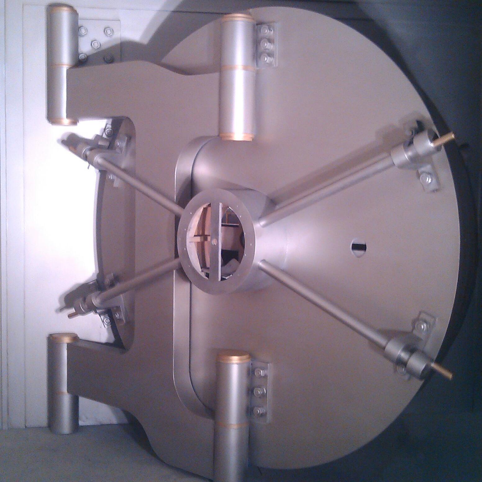 Una puerta metálica redonda con un agujero en el medio