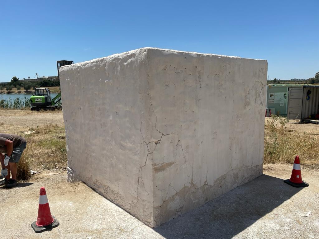 Un gran bloque blanco está en medio de un campo.