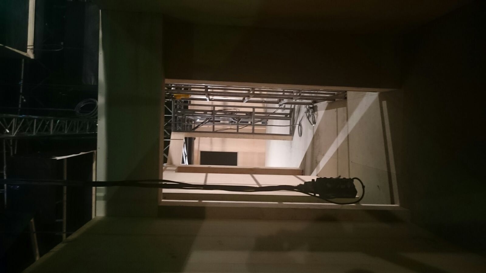 Un pasillo oscuro con algunas luces en las paredes.