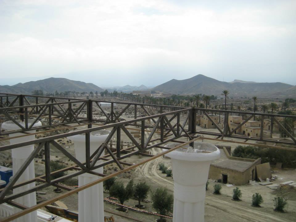 Una vista de una ciudad desde un puente con montañas al fondo.