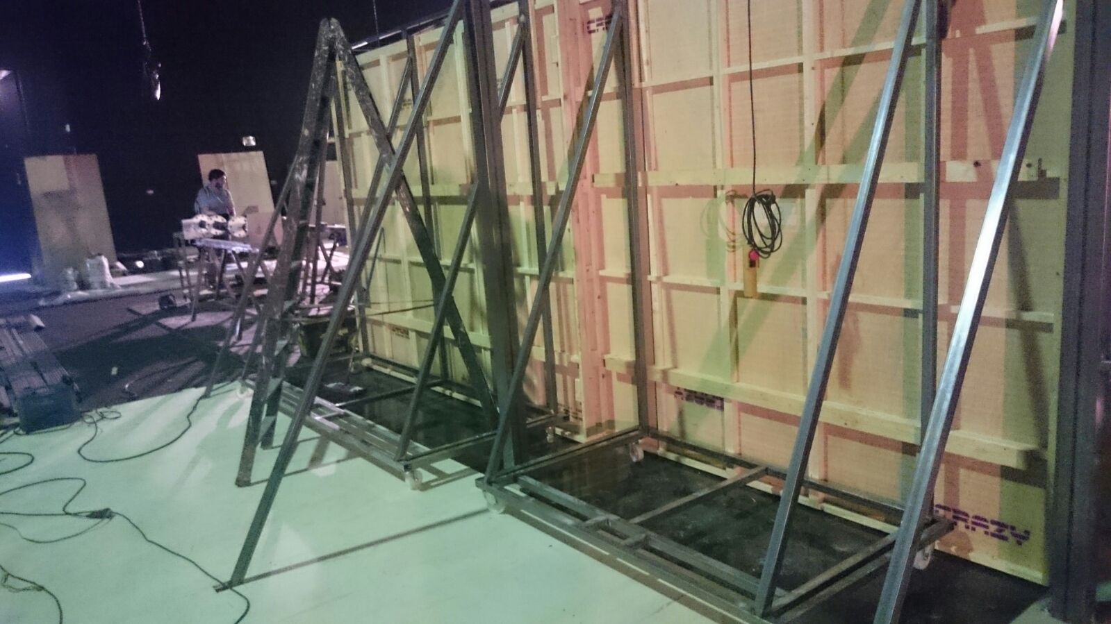 En una fábrica se construye una gran estructura metálica por la noche.