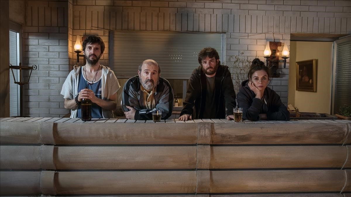 Un grupo de personas está sentada en un bar.
