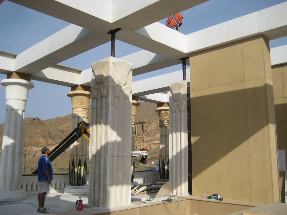 Un hombre parado frente a un edificio con columnas.