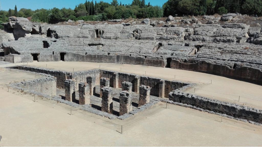 Un edificio muy antiguo con muchos muros de piedra.