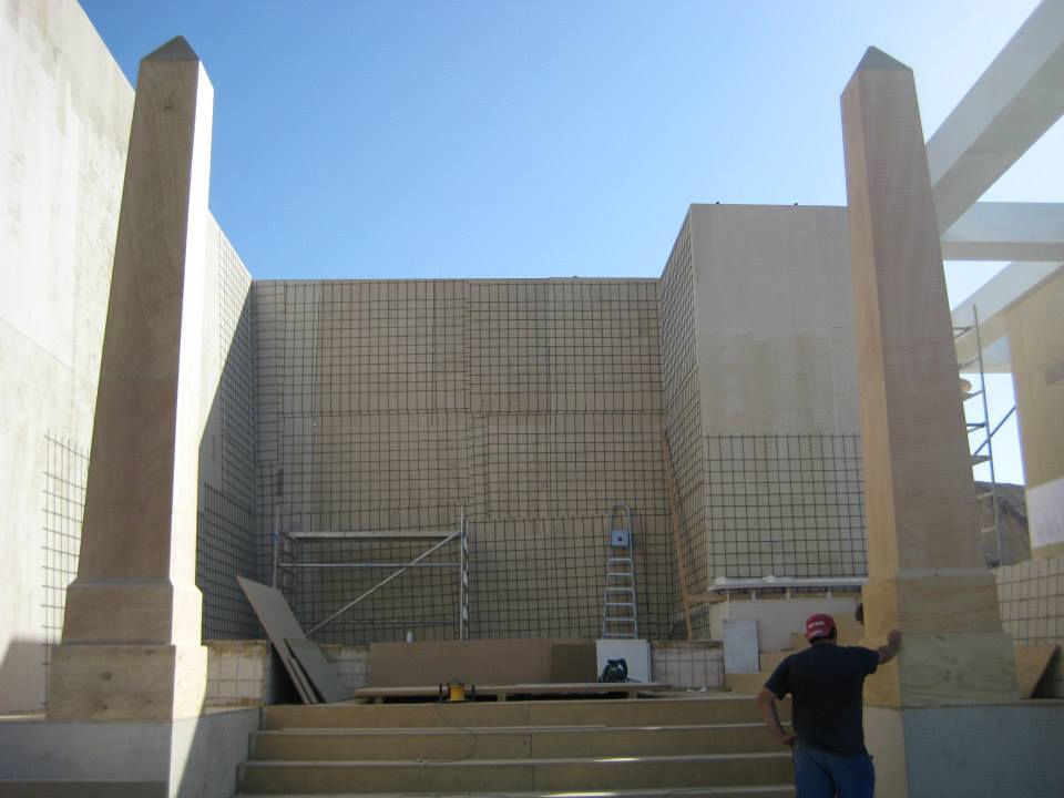 Un hombre se encuentra frente a un edificio en construcción.
