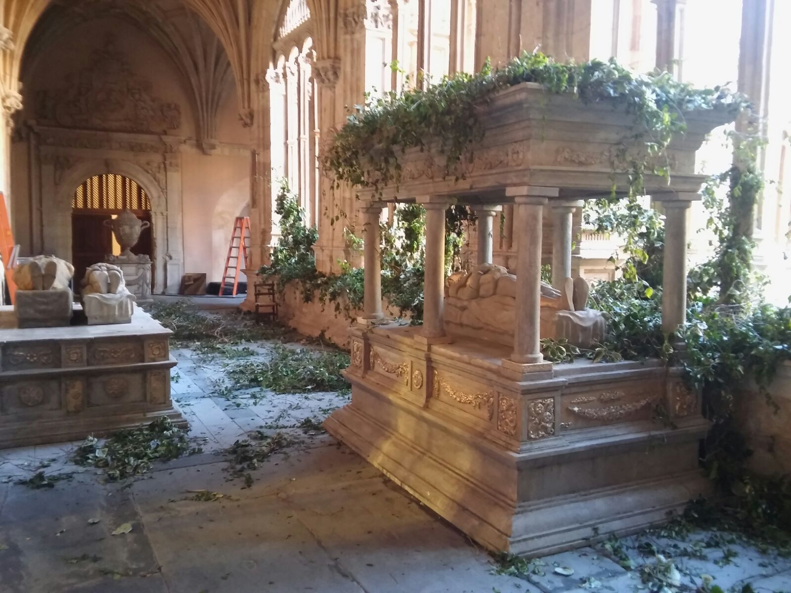 Un edificio muy antiguo con una estatua muy grande en el medio.