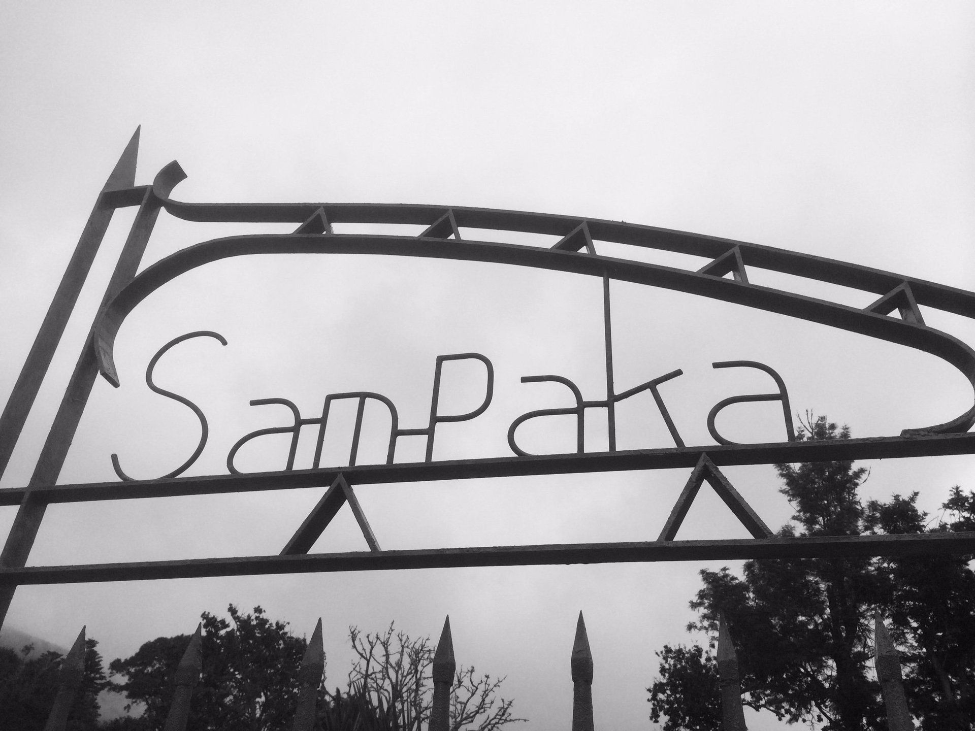 Una fotografía en blanco y negro de un cartel de Sam Paka.