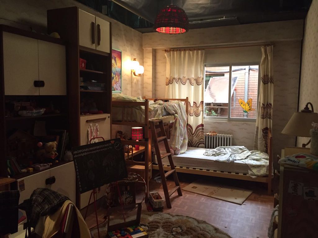 Un dormitorio con una litera y una escalera dentro.