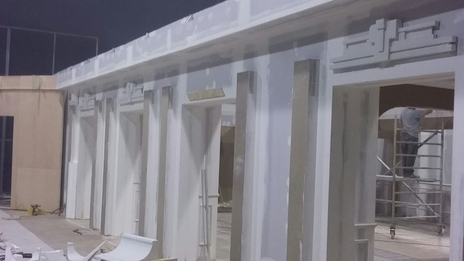 Un edificio en construcción con muchas ventanas y puertas.