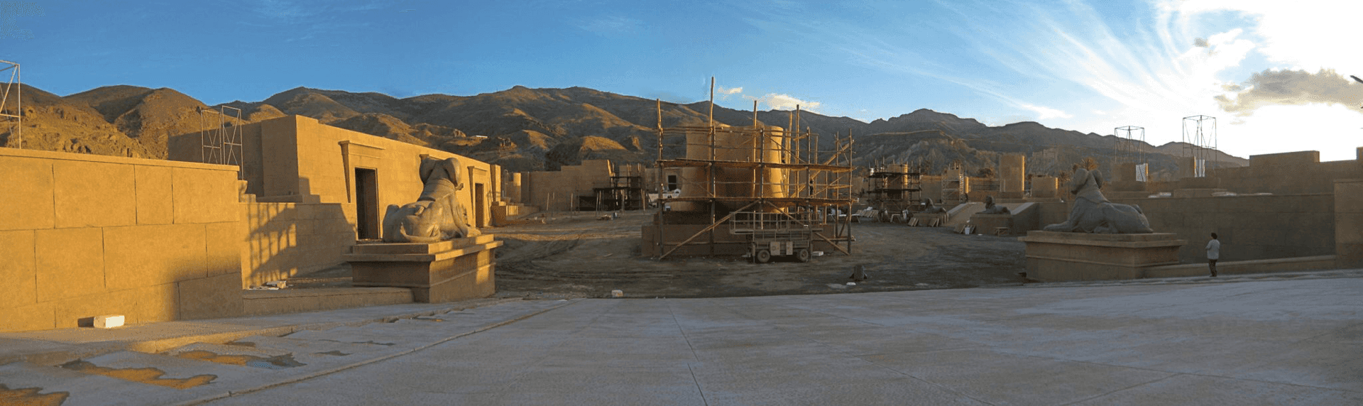 El sol brilla a través de las nubes sobre un pueblo del desierto.