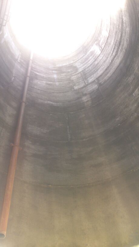 El sol brilla a través del agujero en el techo de un edificio.