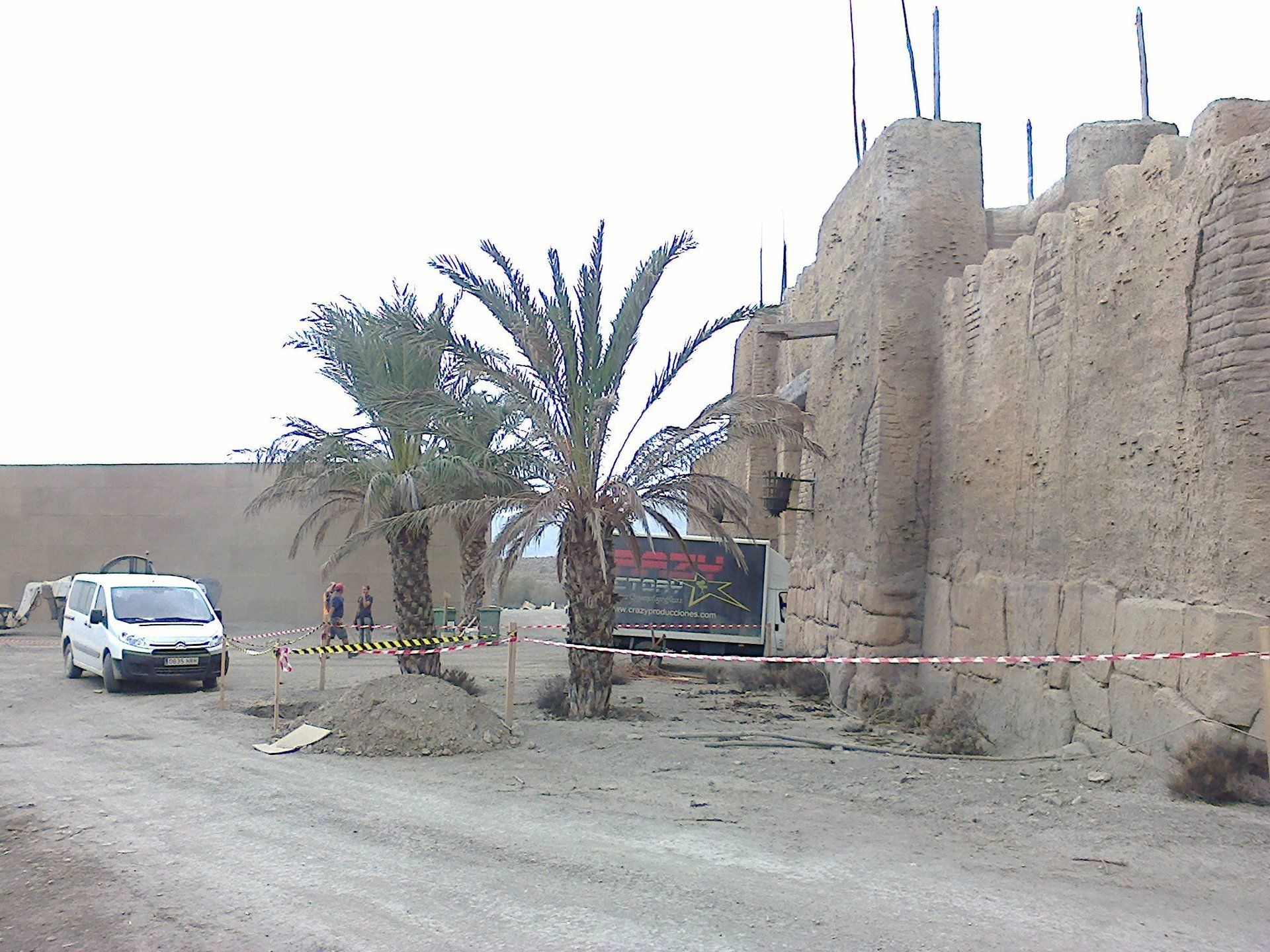 Una camioneta blanca está estacionada al costado de la carretera
