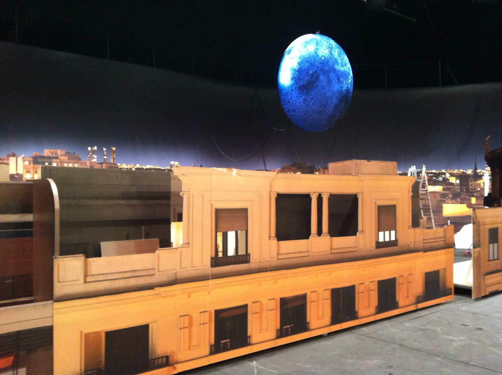 Un modelo de tren con una luna azul al fondo.