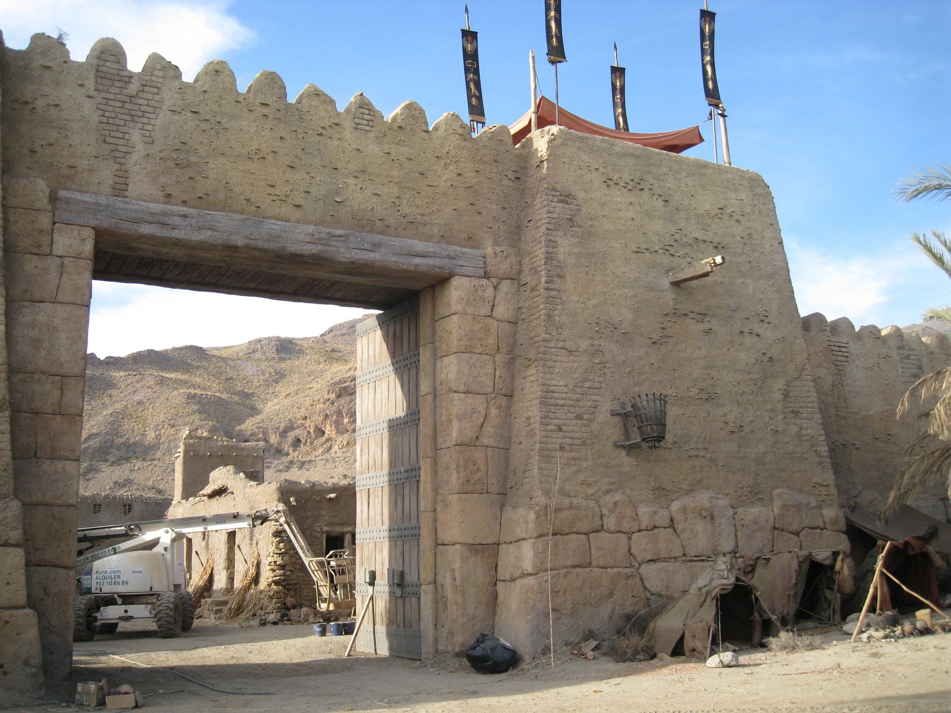 Un gran muro de piedra con una puerta en el medio.