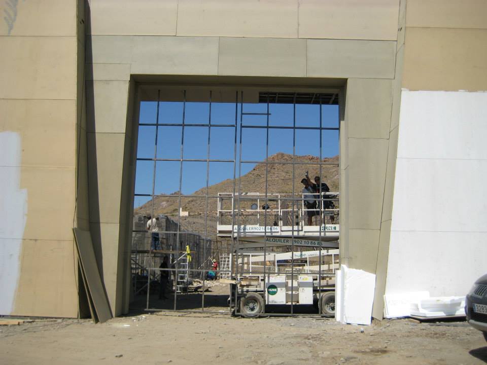 Se está instalando una gran ventana en un edificio.
