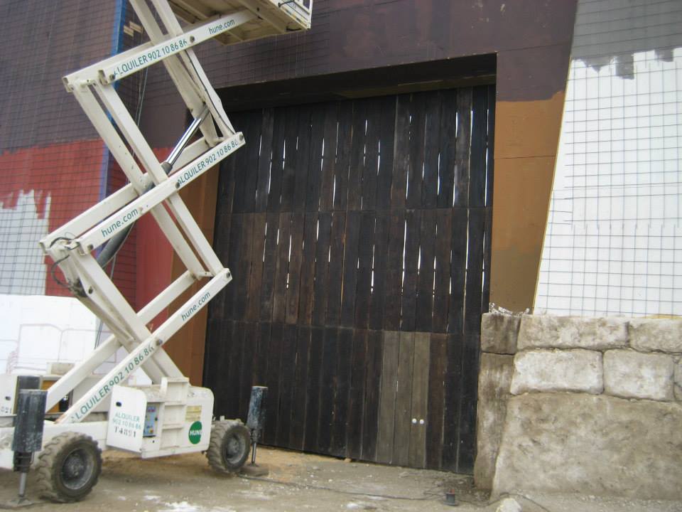 Un elevador de tijera blanco con una etiqueta verde que dice 'jlg'