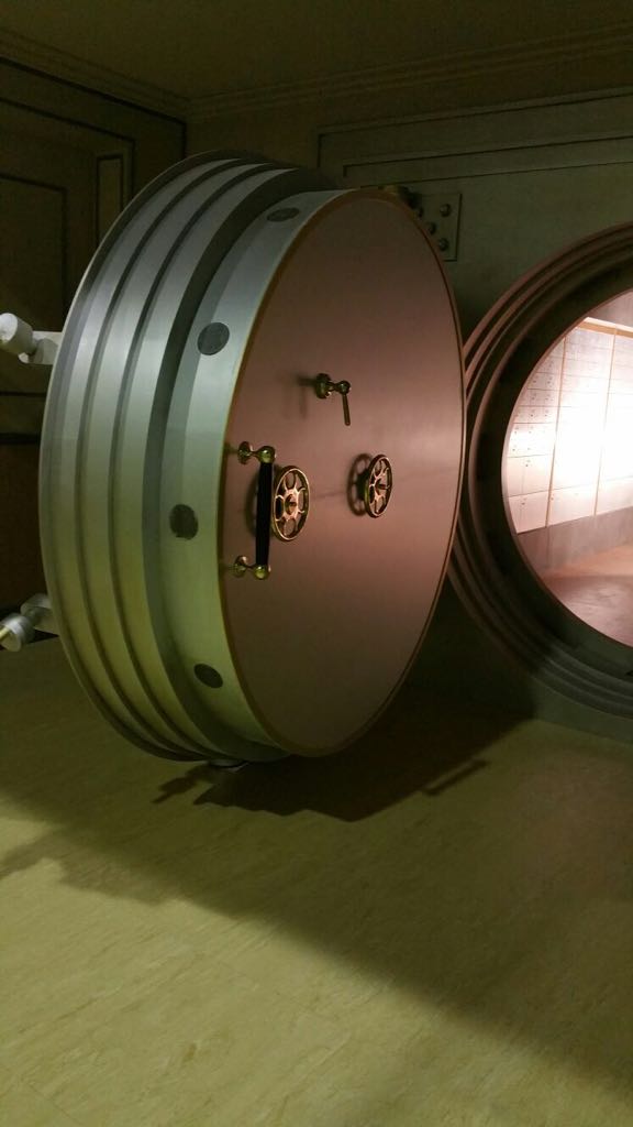 Una gran puerta bóveda redonda está abierta en una habitación.