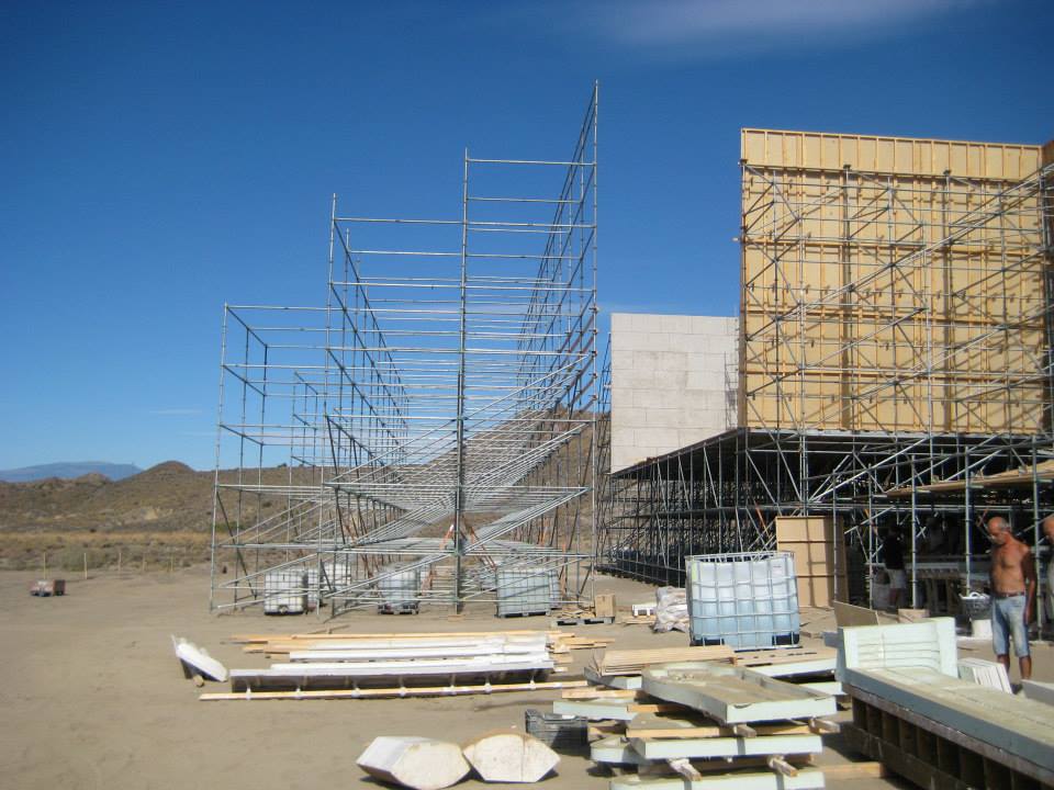 Un gran edificio en construcción con muchos andamios a su alrededor.