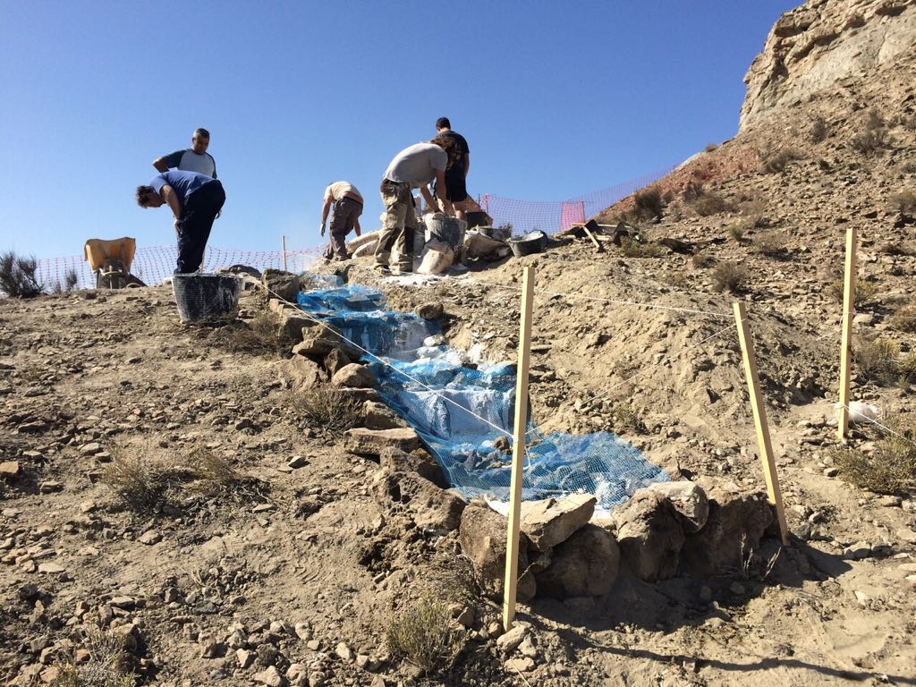 Un grupo de personas está trabajando en un proyecto en el desierto.