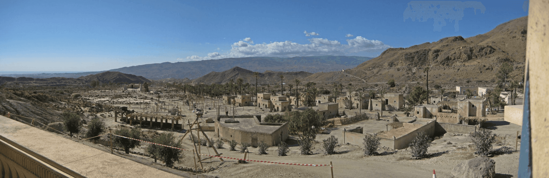 Una vista de un paisaje desértico con montañas al fondo.