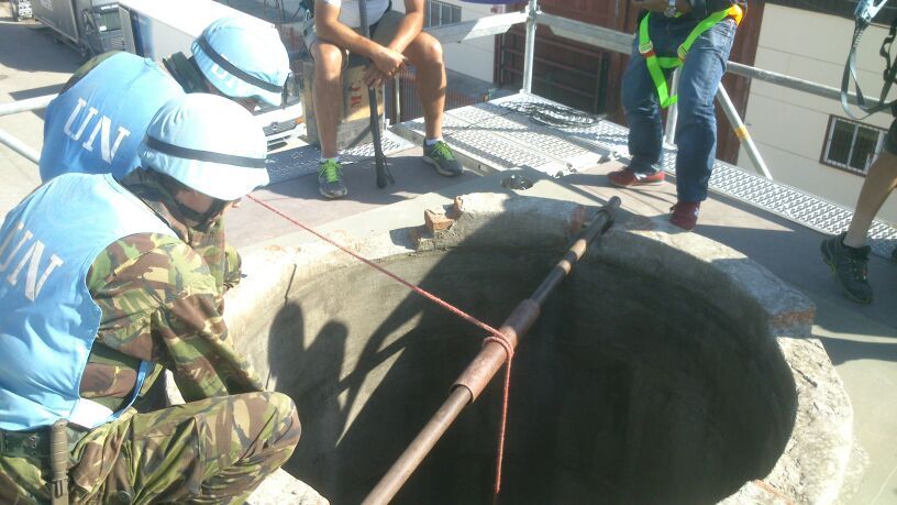 Un hombre que lleva un chaleco azul con la palabra 