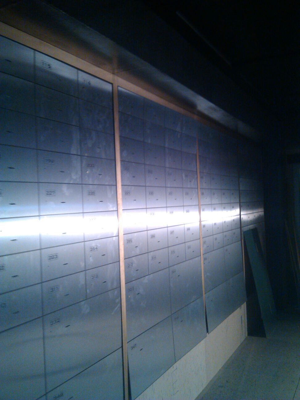 Una habitación oscura con muchas cajas en la pared