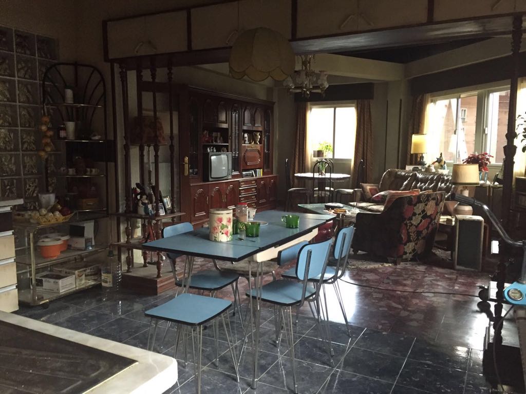 Una sala de estar con una mesa y sillas.