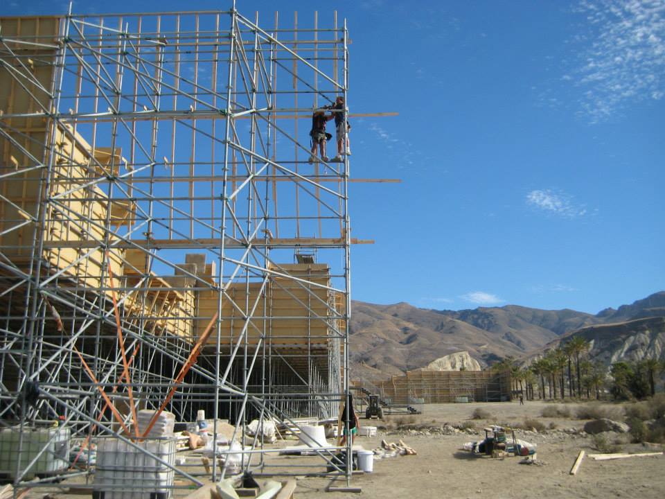 Se está construyendo un edificio con andamios a su alrededor.