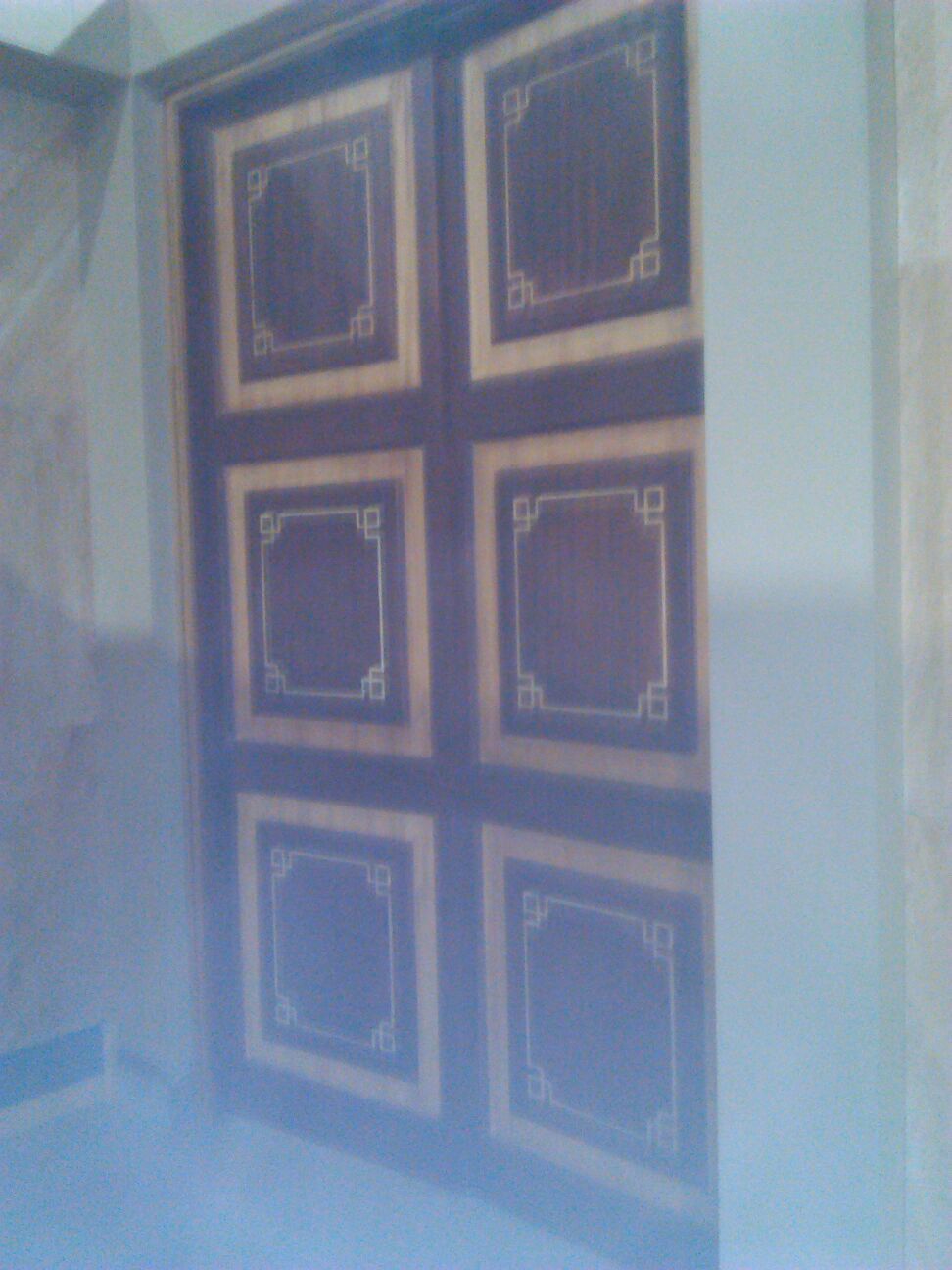 Una imagen borrosa de una puerta con cuadrados.