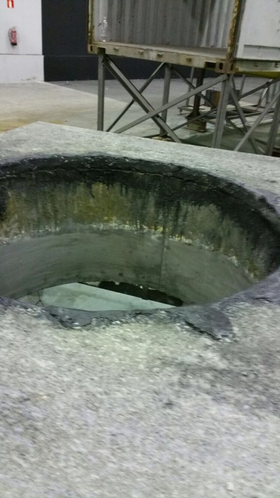 Un gran agujero en el suelo del que sale agua.