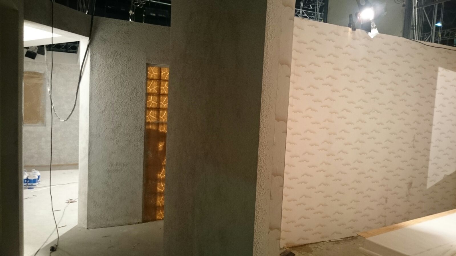 Hay una ventana en la pared entre dos paredes.