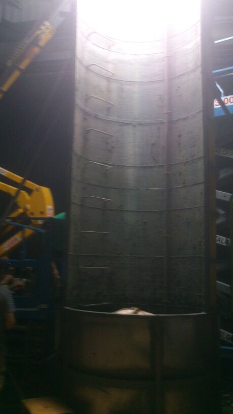 En una fábrica se está construyendo una tubería metálica de gran tamaño.