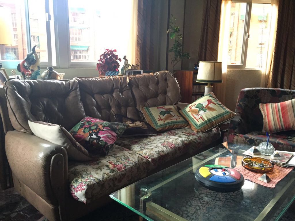 Una sala de estar con un sofá y una mesa de café.