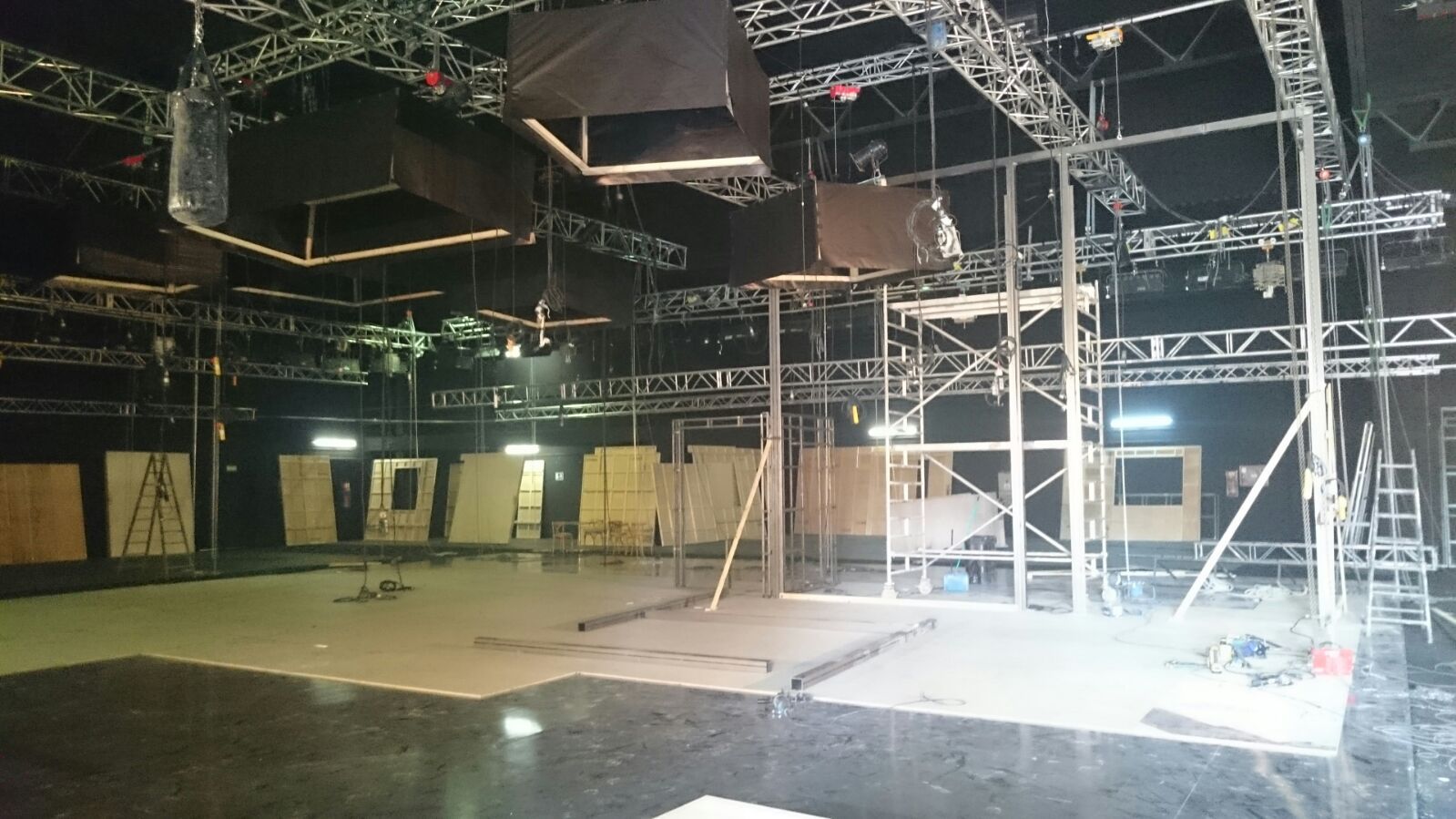 Una habitación grande con muchos andamios colgando del techo.