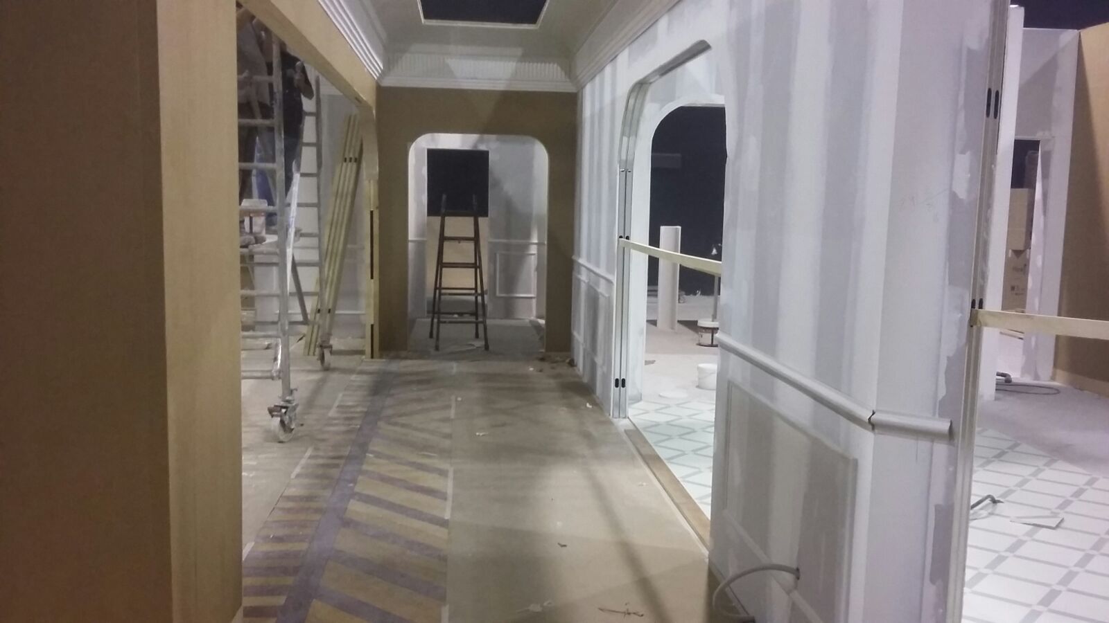 Un pasillo largo con una escalera en el medio.