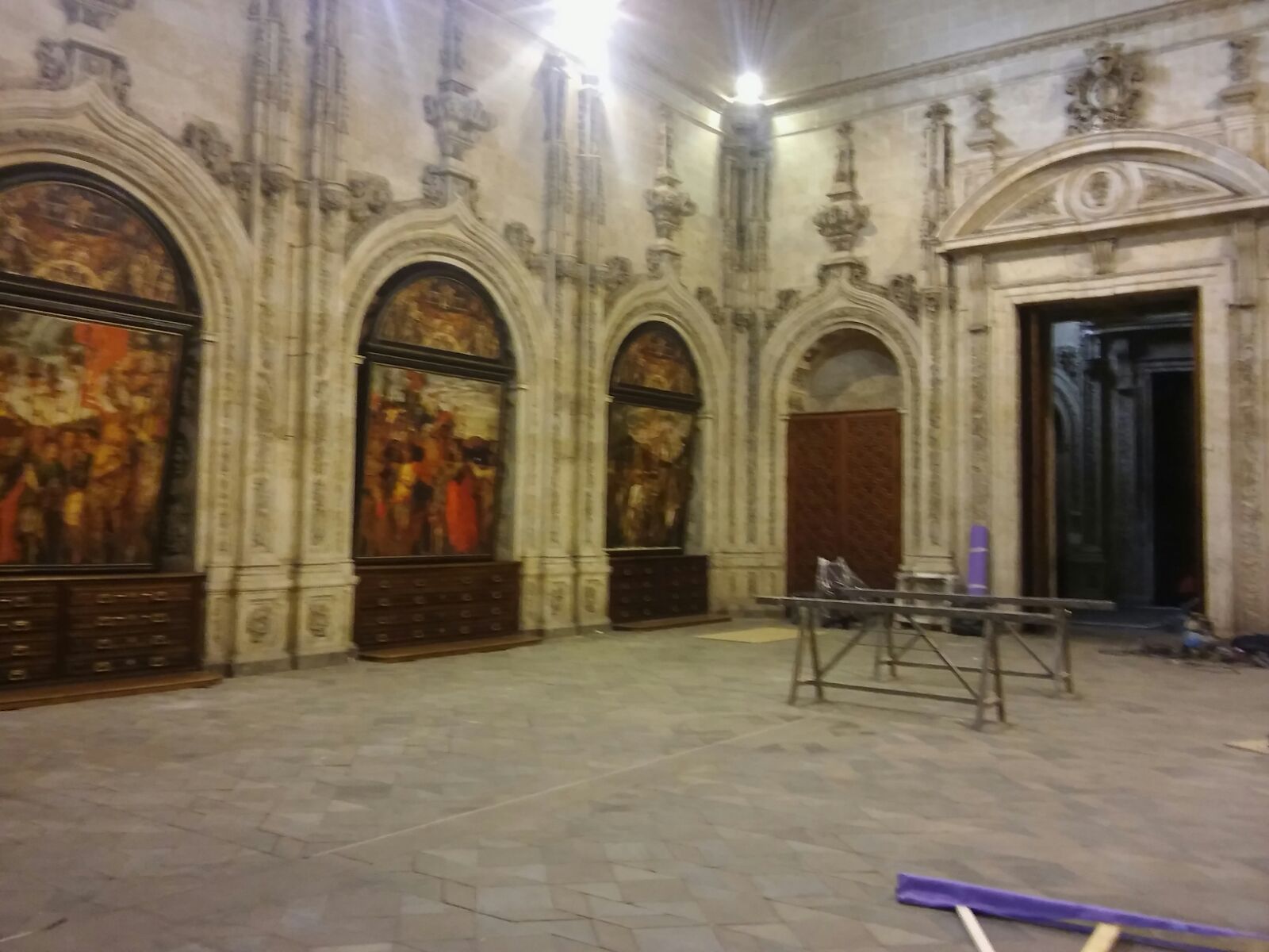 Una habitación grande con muchos cuadros en las paredes.