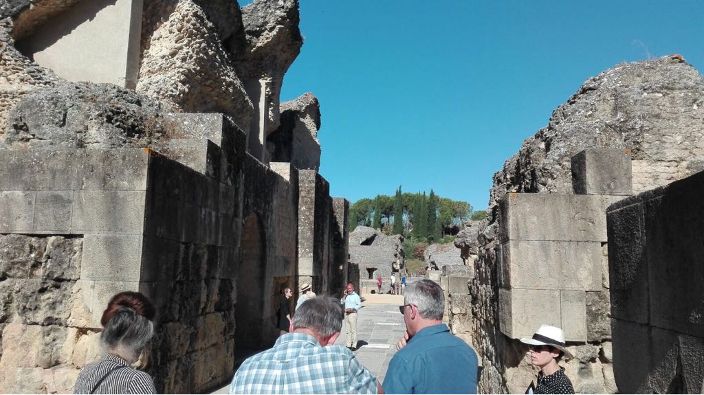 Un grupo de personas camina por una calle estrecha.
