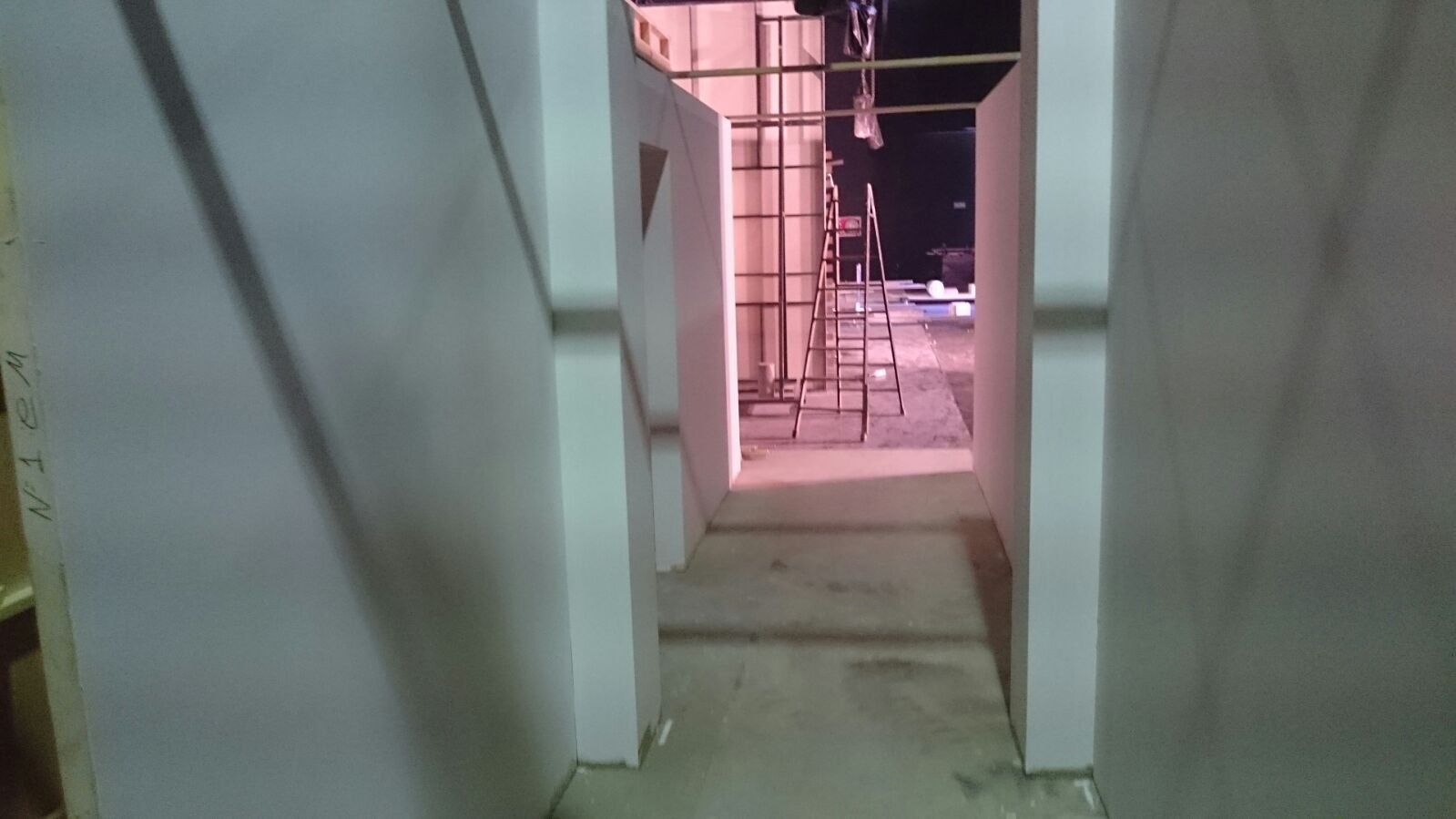 Un pasillo estrecho entre dos edificios por la noche.