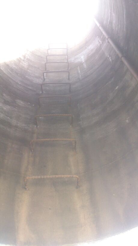 Una escalera conduce a la parte superior de un gran tubo de metal.