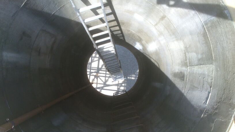 Un tubo de metal con un agujero en el medio