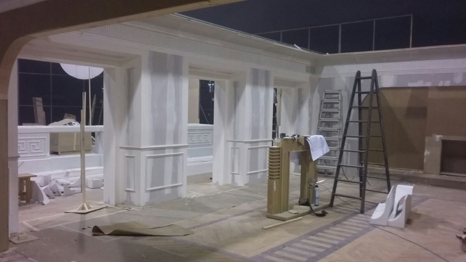 Una escalera está situada delante de un edificio en construcción.