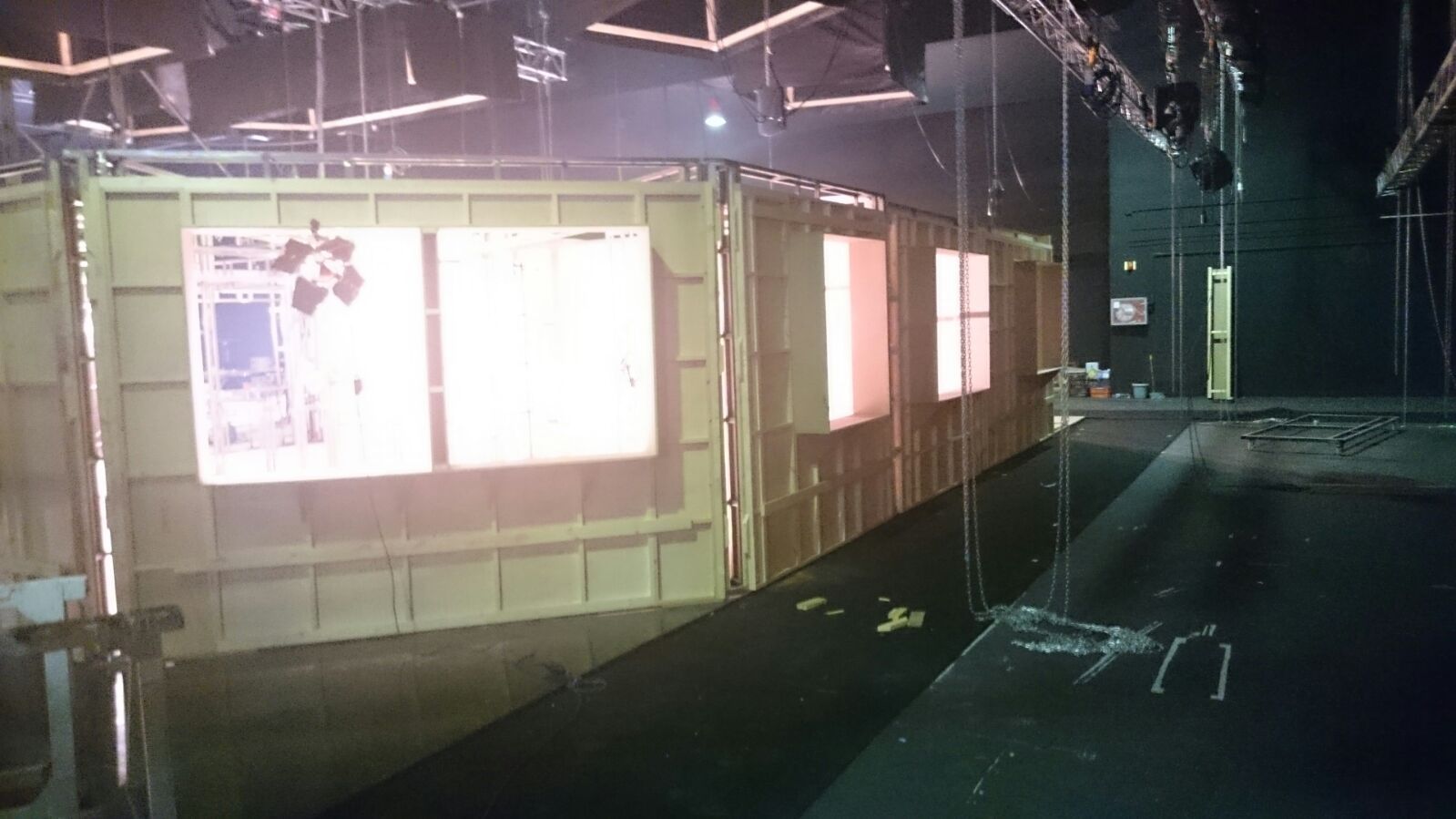 Un gran edificio con muchas ventanas está situado en una habitación oscura.