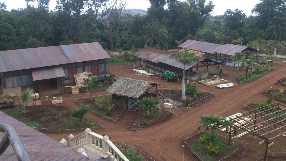 Una vista aérea de un camino de tierra rodeado de edificios y árboles.