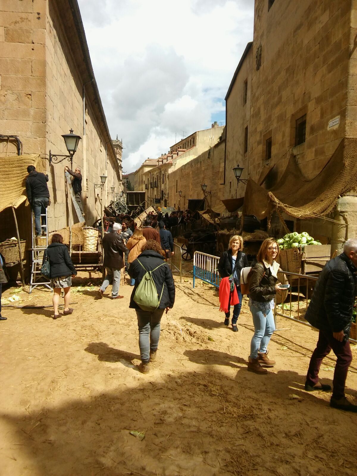 Un grupo de personas camina por un camino de tierra.