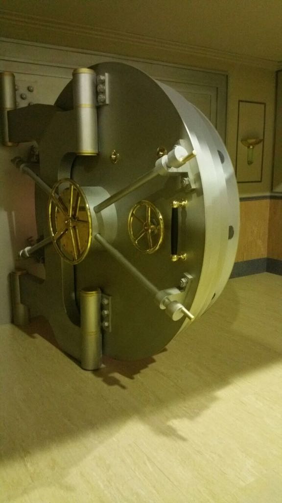 Una gran puerta de bóveda se encuentra sobre un piso de madera en una habitación.