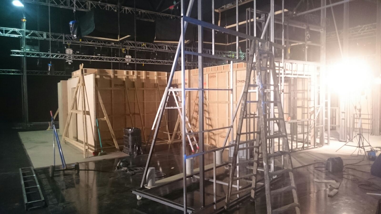 Se está construyendo un edificio en una habitación oscura con andamios.